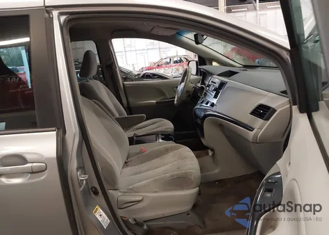 2012 Toyota Sienna Le V6 8 Passenger z USA, uszkodzony, nr VIN 5TDKK3DC9CS230694